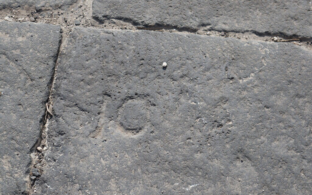 Un tailleur de pierres qui a laissé sa marque dans une dalle à  Sussita.  (Crédit : Shmuel Bar-Am)