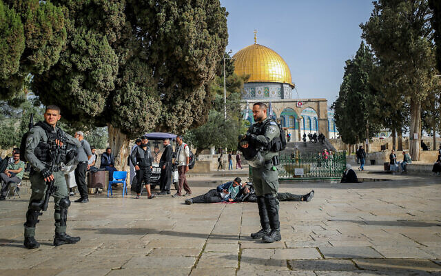 Des hommes juifs priant à la sortie du site du mont du Temple, le 18 mai 2023. (Crédit : Capture d'écran utilisée conformément à l'article 27a de la Loi sur le droit d'auteur)