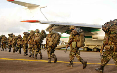 Photo d'illustration : les soldats des forces de défense populaire ougandaises à l'aéroport d'Entebbe, le 8 mars 2007. (Crédit : AFP/Peter Busomoke)