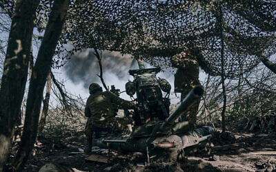 Des soldats ukrainiens tirent au canon près de Bakhmut dans la région de Donetsk, en Ukraine, le 3 mai 2023. (Crédit : Libkos/AP)