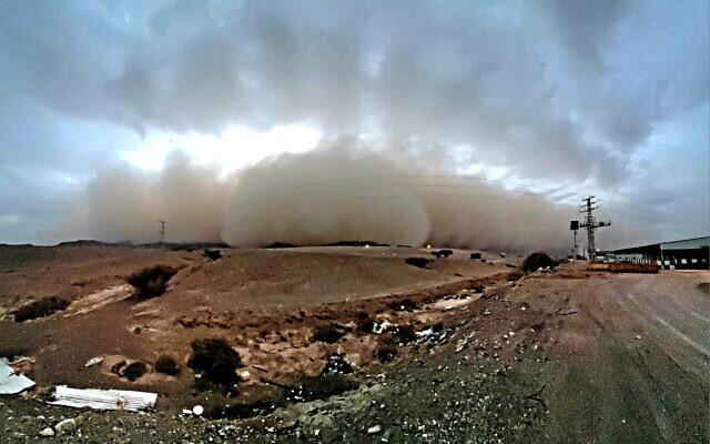 Une tempête de sable s'approche d'Eilat le 1er juin 2023. (Crédit : Yuval Sagi/ INPA ; utilisé conformément à l'article 27a de la loi sur les droits d'auteur))