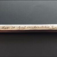 Un crayon qui aurait appartenu à Adolf Hitler en vente dans une maison de vente aux enchères à Belfast, au Royaume-Uni, photographié avant sa mise aux enchères prévue pour le 6 juin 2023. (Crédit : Bloomfield Auctions)