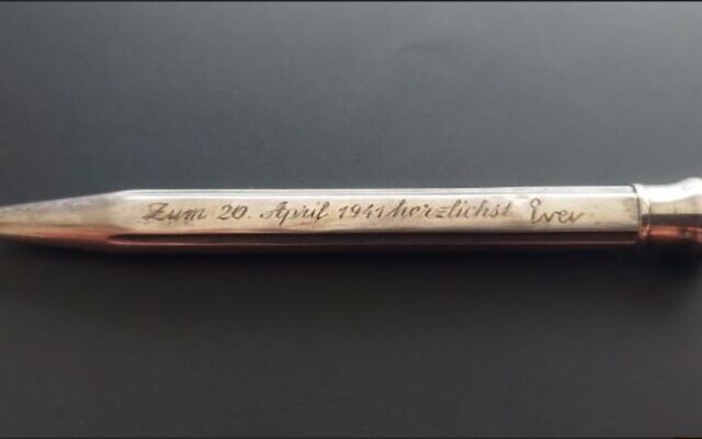 Un crayon qui aurait appartenu à Adolf Hitler en vente dans une maison de vente aux enchères à Belfast, au Royaume-Uni, photographié avant sa mise aux enchères prévue pour le 6 juin 2023. (Crédit : Bloomfield Auctions)