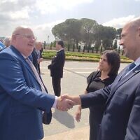 Le président de la Knesset, Amir Ohana (R), serre la main de Lord Eric Pickles, qui fait partie d'une délégation de la Chambre des Lords britannique en visite en Israël, le 29 mai 2023. (Crédit : ELNET)