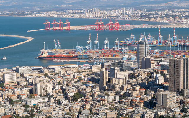 Une vue depuis le mont Carmel du port de Haïfa et de la mer Méditerranée, en janvier 2021. (Crédit : Svarshik via iStock by Getty Images)