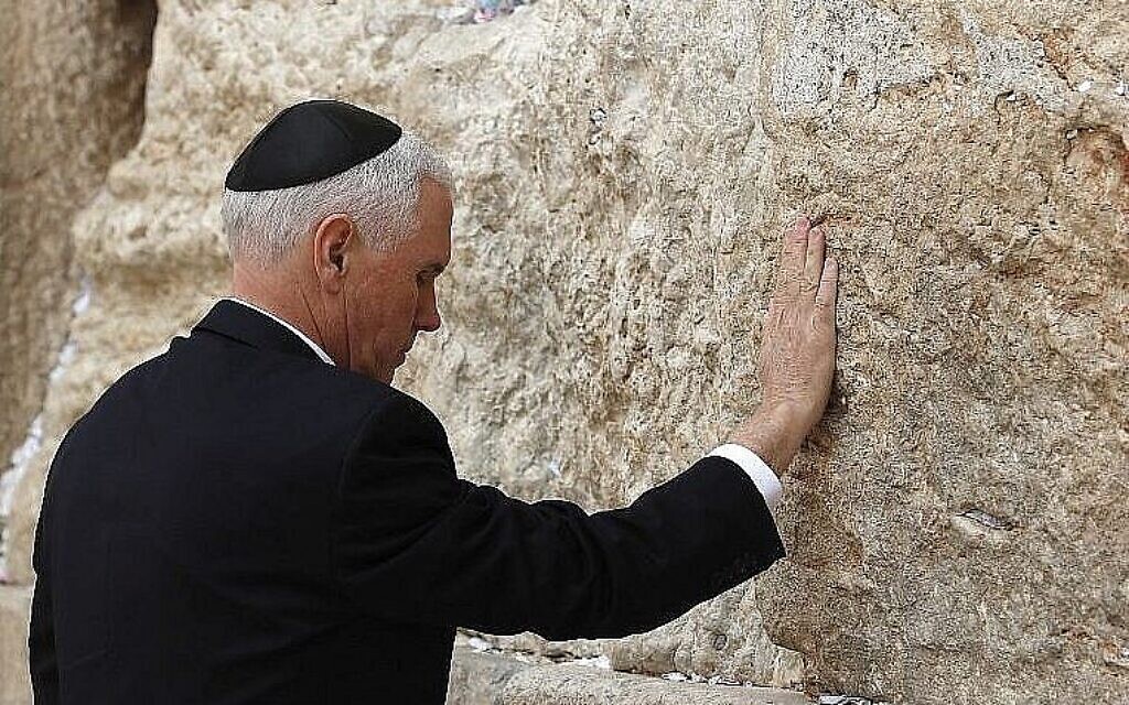 Le vice-président américain Mike Pence visite le mur Occidental de Jérusalem, le 23 janvier 2018. (AFP Photo/Thomas Coex)