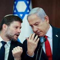 Le Premier ministre Benjamin Netanyahu s'entretenant avec le ministre des Finances Bezalel Smotrich lors de la réunion du cabinet, au Bureau du Premier ministre, à Jérusalem, le 18 juin 2023. (Crédit : Amit Shabi)