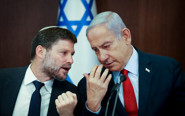 Le Premier ministre Benjamin Netanyahu s'entretenant avec le ministre des Finances Bezalel Smotrich lors de la réunion du cabinet, au bureau du Premier ministre, à Jérusalem, le 18 juin 2023. (Crédit : Amit Shabi)