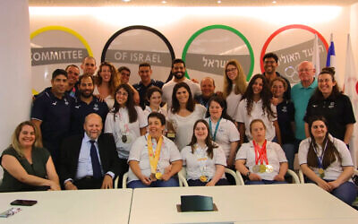 Les membres de la délégation israélienne des Jeux olympiques spéciaux de 2023 rencontrent la présidente du Comité olympique israélien et ancienne médaillée Yael Arad (au centre), le 8 juin 2023. (Crédit : Ben Melnik)