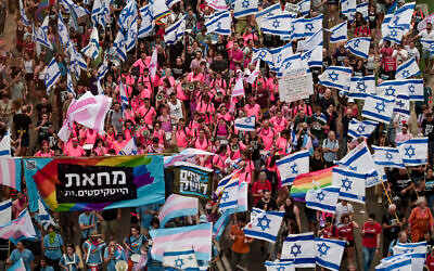 Des Israéliens participent à une manifestation contre les projets de réforme judiciaire du gouvernement, à Tel Aviv, le 17 juin 2023. (Crédit : Avshalom Sassoni/Flash90)