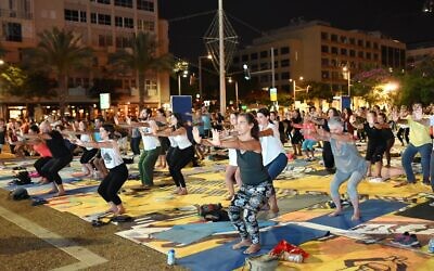 Journée internationale du yoga à Tel Aviv, parrainée par les ambassades indiennes du monde entier le 21 juin, le jour le plus long de l'année (Crédit : Autorisation)