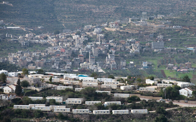 Un quartier de l'implantation d'Eli en Cisjordanie surplombant un village palestinien voisin, le 17 janvier 2021. (Crédit : Sraya Diamant/Flash90)