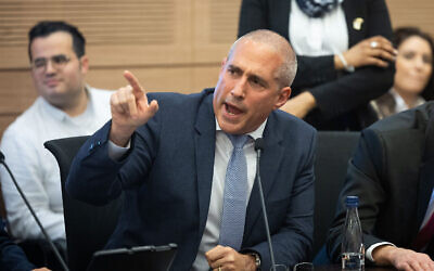 Le député du Likud Hanoch Milwidsky parle lors d'une audience de la commission des finances de la Knesset, le 22 février 2023. (Crédit : Yonatan Sindel/Flash90)