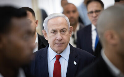 Le Premier ministre Benjamin Netanyahu arrive au tribunal de district de Jérusalem pour écouter le témoignage vidéo de l'homme d'affaires Arnon Milchan dans le procès pour corruption du Premier ministre, le 26 juin 2023. (Crédit : Alex Kolomoisky)