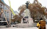 La statue de l'ancien maire antisémite de Vienne Karl Lueger (1844-1910) barbouillée de goudron noir sur le boulevard Ringstrasse à Vienne, en Autriche, le 22 novembre 2022. (Crédit : Alex Halada/AFP)