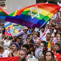 Des participants à la 21e marche annuelle des fiertés à Jérusalem, le 1er juin 2023. (Crédit : Menahem KAHANA / AFP)