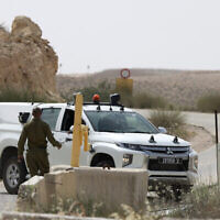 Un soldat israélien s’approche d’un véhicule militaire près de la base du mont Harif, à proximité de la frontière avec l’Égypte, le 3 juin 2023. (Crédit : Menahem Kahana/AFP)