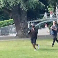 Une capture d'écran tirée d'une vidéo obtenue par l'AFPTV le 8 juin 2023 montre un homme armé d'un couteau s'enfuyant après avoir attaqué un groupe de jeunes enfants jouant au bord du lac d'Annecy dans les Alpes françaises, blessant également quatre personnes. (Crédit : AFPTV/AFP)