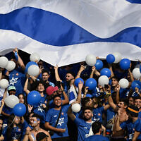 Des supporters israéliens encourageant leur équipe avant le début du match de demi-finale de la Coupe du monde U-20 Argentine 2023 contre l'Uruguay, au stade Estadio Unico Diego Armando Maradona à La Plata, en Argentine, le 8 juin 2023. (Crédit : Luis Robayo/AFP)