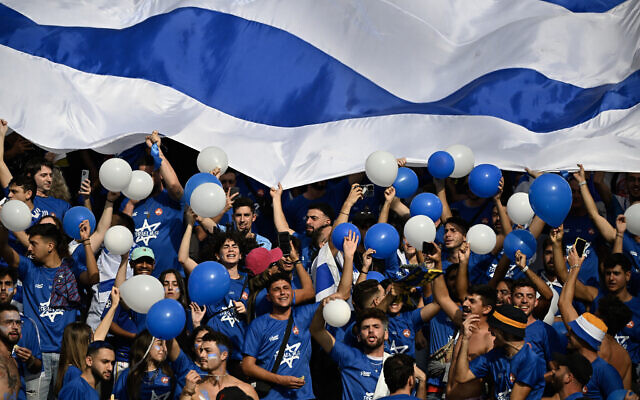 Des supporters israéliens encourageant leur équipe avant le début du match de demi-finale de la Coupe du monde U-20 Argentine 2023 contre l'Uruguay, au stade Estadio Unico Diego Armando Maradona à La Plata, en Argentine, le 8 juin 2023. (Crédit : Luis Robayo/AFP)