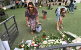 Des personnes déposent des fleurs et des bougies à la mémoire des victimes d'une attaque au couteau survenue la veille dans le parc des Jardins de l'Europe à Annecy, dans les Alpes françaises, le 9 juin 2023. (Crédit : OLIVIER CHASSIGNOLE / AFP)