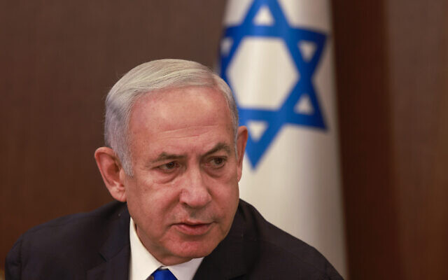 Le Premier ministre Benjamin Netanyahu préside la réunion du cabinet à son bureau de Jérusalem, le 11 juin 2023. (Crédit : Menahem Kahana/Pool/AFP)
