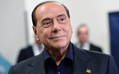 Silvio Berlusconi quitte un bureau de vote après avoir déposé un bulletin dans l'urne à Milan, le 26 mai 2019. (Crédit : Miguel Medina/AFP)