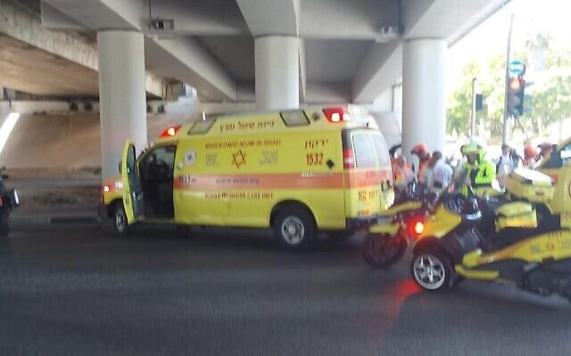 Les secours sur la scène d'un accident et d'un délit de fuite à Tel Aviv qui a fait un mort, un homme se déplaçant en vélo électrique, le 4 juin 2023. (Crédit : Porte-parole du Magen David Adom)