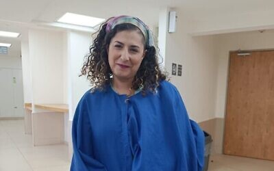 La travailleuse sociale Tami Gross, qui a reçu l'ordre de se couvrir d'un manteau dans les locaux du tribunal rabbinique de Haïfa, le 21 juin 2023. (Crédit : Mavoi Satum)