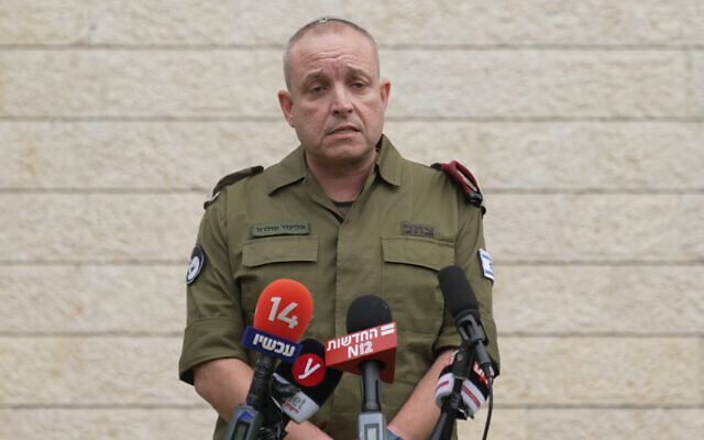 Le général de division Eliezer Toledano, chef du Commandement du Sud de l'armée israélienne, s'adressant aux journalistes, le 13 juin 2023. (Crédit : Armée israélienne)