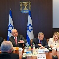 Le Premier ministre Benjamin Netanyahu, deuxième à gauche, dirigeant une réunion d'une commission de ministres et de représentants du gouvernement pour lutter contre le coût de la vie, à Jérusalem, le 5 juin 2023. (Crédit : Kobi Gideon/GPO)