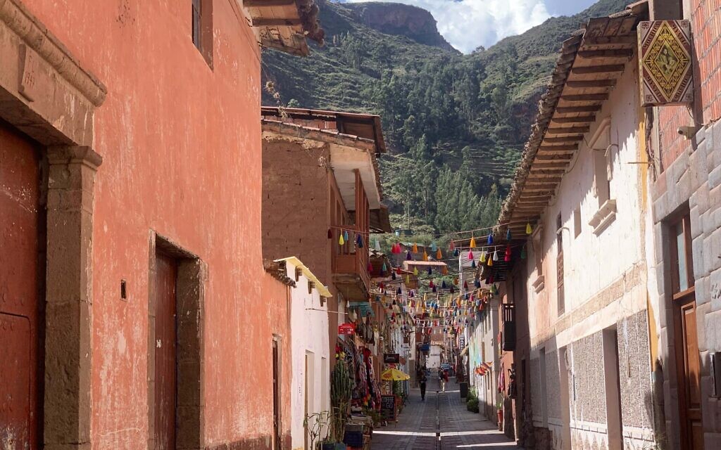 Vue d'une rue de Pisac, au Pérou. (Crédit : Jacob Kessler)