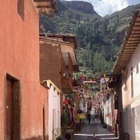 Vue d'une rue de Pisac, au Pérou. (Crédit : Jacob Kessler)