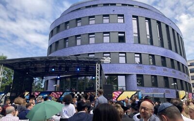 Le campus juif Pears lors de la cérémonie d'inauguration, à Berlin, le 25 juin 2023. (Crédit : Toby Axelrod/JTA)