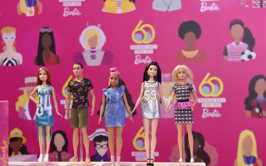 60 ans de poupées Barbies lors d'un événement à New York qui présente les réalisations passées, actuelles et futures de Mattel, le 8 mars 2019. (Crédit : Diane Bondareff/Invision for Barbie/AP Images)