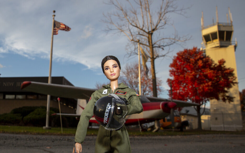 La poupée Barbie aviatrice dans l'US Nevy créée à l'occasion de la sortie du film   'Top Gun: Maverick,' à Teterboro, dans le New Jersey, le 22 novembre 2021. (Crédit : AP Photo/Ted Shaffrey)