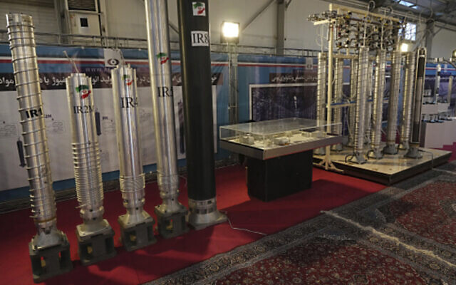 Des centrifugeuses construites en Iran exposées dans le cadre d'une exposition sur les réalisations nucléaires du pays, à Téhéran, en Iran, le 8 février 2023. (Crédit : AP Photo/Vahid Salemi)