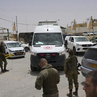 Une ambulance sortant d'une base militaire après une fusillade meurtrière dans le sud d'Israël, le long de la frontière égyptienne, le 3 juin 2023. (Crédit : AP/Tsafrir Abayov)