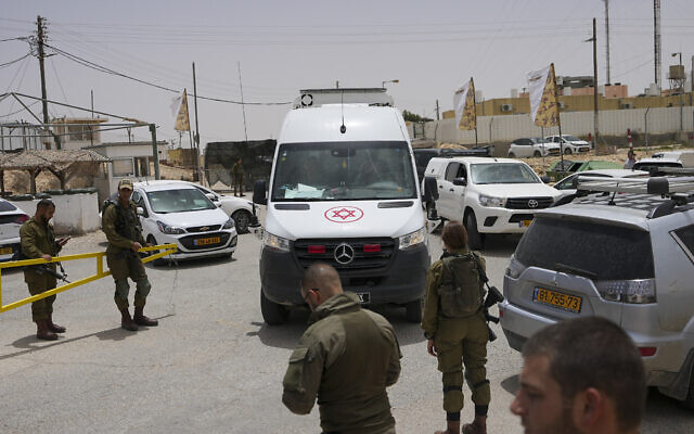 Une ambulance sortant d'une base militaire après une fusillade meurtrière dans le sud d'Israël, le long de la frontière égyptienne, le 3 juin 2023. (Crédit : AP/Tsafrir Abayov)