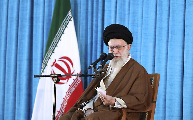 Le guide suprême iranien, l'ayatollah Ali Khamenei, s'exprimant lors d'une cérémonie commémorant l'anniversaire de la mort du fondateur de la révolution, l'ayatollah Khomeini, dans son mausolée situé à l'extérieur de Téhéran, en Iran, le 4 juin 2023. (Crédit : Bureau du guide suprême iranien via AP)