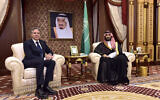 Le prince héritier d'Arabie saoudite Mohammed bin Salman, à gauche, rencontre le secrétaire d'État américain Antony Blinken à Jeddah, le 7 juin 2023. (Crédit : Amer Hilabi/Pool Photo via AP)