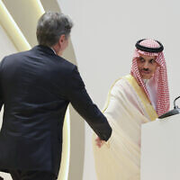 Le secrétaire d'État américain Antony Blinken, à gauche, serrant la main du ministre saoudien des Affaires étrangères, le prince Faisal bin Farhan, lors d'une conférence de presse conjointe, à l'hôtel Intercontinental de Ryad, en Arabie saoudite, le 8 juin 2023. (Crédit : Ahmed Yosri/Pool Photo via AP)