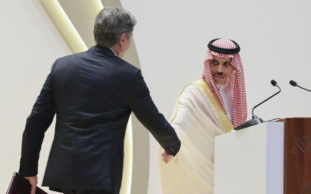 Le secrétaire d'État américain Antony Blinken, à gauche, serrant la main du ministre saoudien des Affaires étrangères, le prince Faisal bin Farhan, lors d'une conférence de presse conjointe, à l'hôtel Intercontinental de Ryad, en Arabie saoudite, le 8 juin 2023. (Crédit : Ahmed Yosri/Pool Photo via AP)