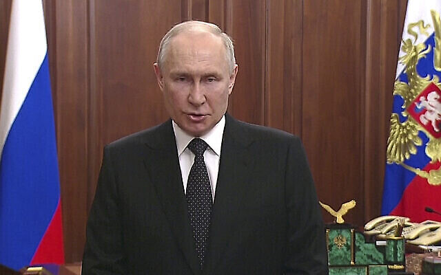Dans cette photo extraite d'une vidéo publiée par le service de presse présidentiel russe, le président russe Vladimir Poutine s'adresse à la nation à Moscou, en Russie, le samedi 24 juin 2023. (Service de presse présidentiel russe via AP)