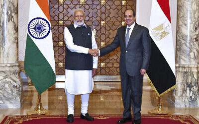 Le président égyptien Abdel-Fattah el-Sissi, à droite, serre la main du Premier ministre indien Narendra Modi au Caire, en Égypte, le 25 juin 2023. (Crédit : Bureau des médias de la présidence égyptienne via AP)