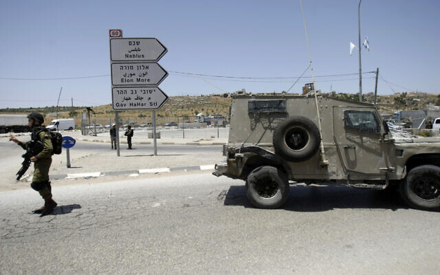 Illustration : Les soldats israéliens au checkpoint de Tapuah, près de Naplouse, en Cisjordanie, le 30 mai 2014. (Crédit : Nasser Ishtayeh/AP Photo)