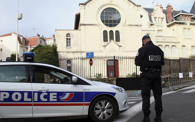 Illustration : Un policier français surveillant la synagogue de Biarritz, dans le sud-ouest de la France, le 13 janvier 2015. (Crédit : Bob Edme/AP Photo)