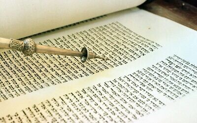 Illustration : Un pointeur utilisé pour suivre les passages écrits en hébreu dans la Torah. (Crédit : AP Photo/ Rogelio Solis)