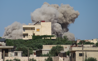 Un nuage de fumée s'élève d'un bâtiment à la suite d'une frappe aérienne russe signalée sur la province d'Idleb, dans le nord-ouest de la Syrie, tenue par les rebelles, le 25 juin 2023. Les frappes ont tué au moins 13 personnes, dont des civils et des enfants, l'assaut le plus meurtrier de ce type contre la guerre. pays cette année, a déclaré l'OSDH. (Crédit :  Abdulaziz KETAZ / AFP)