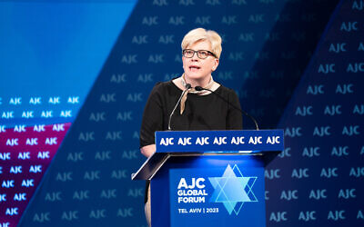 La Première ministre lituanienne Ingrida Šimonytė's s'exprimant lors de l'événement Global Forum de l'American Jewish Committee à Tel Aviv, en Israël, le 11 juin 2023. (Crédit : AJC)